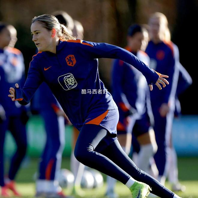 荷兰女足国家队获得比赛冠军！