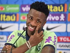 关于维尼修斯打破进球荒，利物浦球迷集体高唱助威的信息